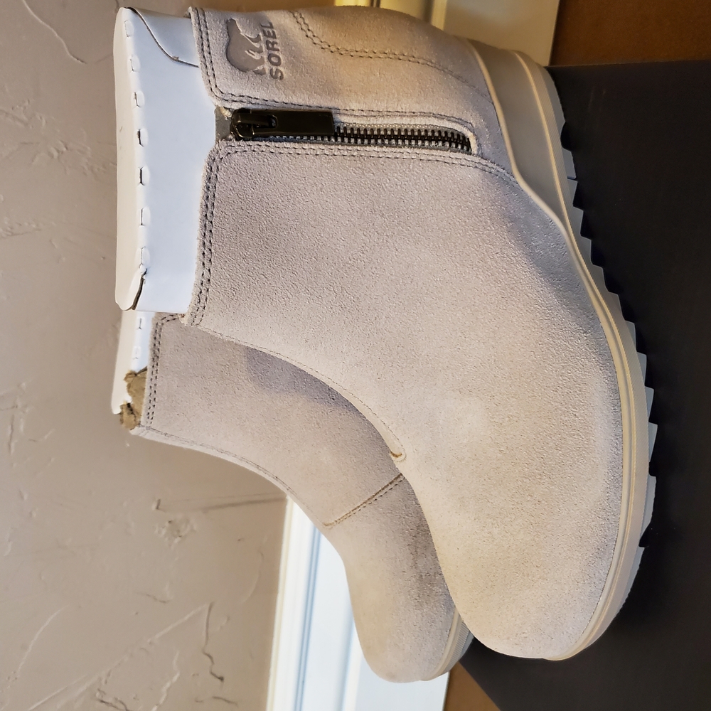 New In Box Sorel Evie Zip Bootie Size 8.5 Soft Taupe